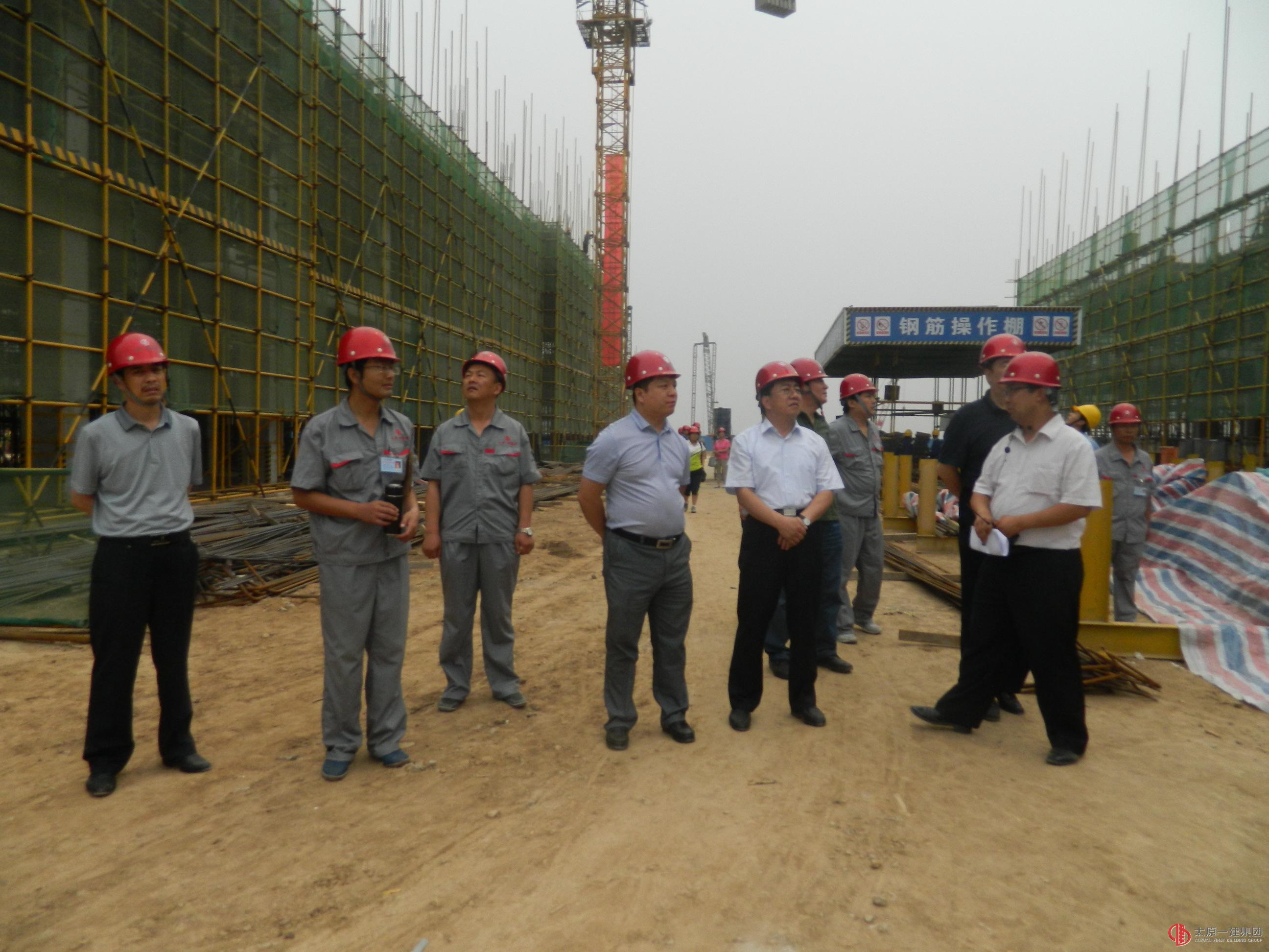 集團(tuán)公司王董事長(zhǎng)帶隊(duì)觀摩三分公司承建的電機(jī)廠項(xiàng)目