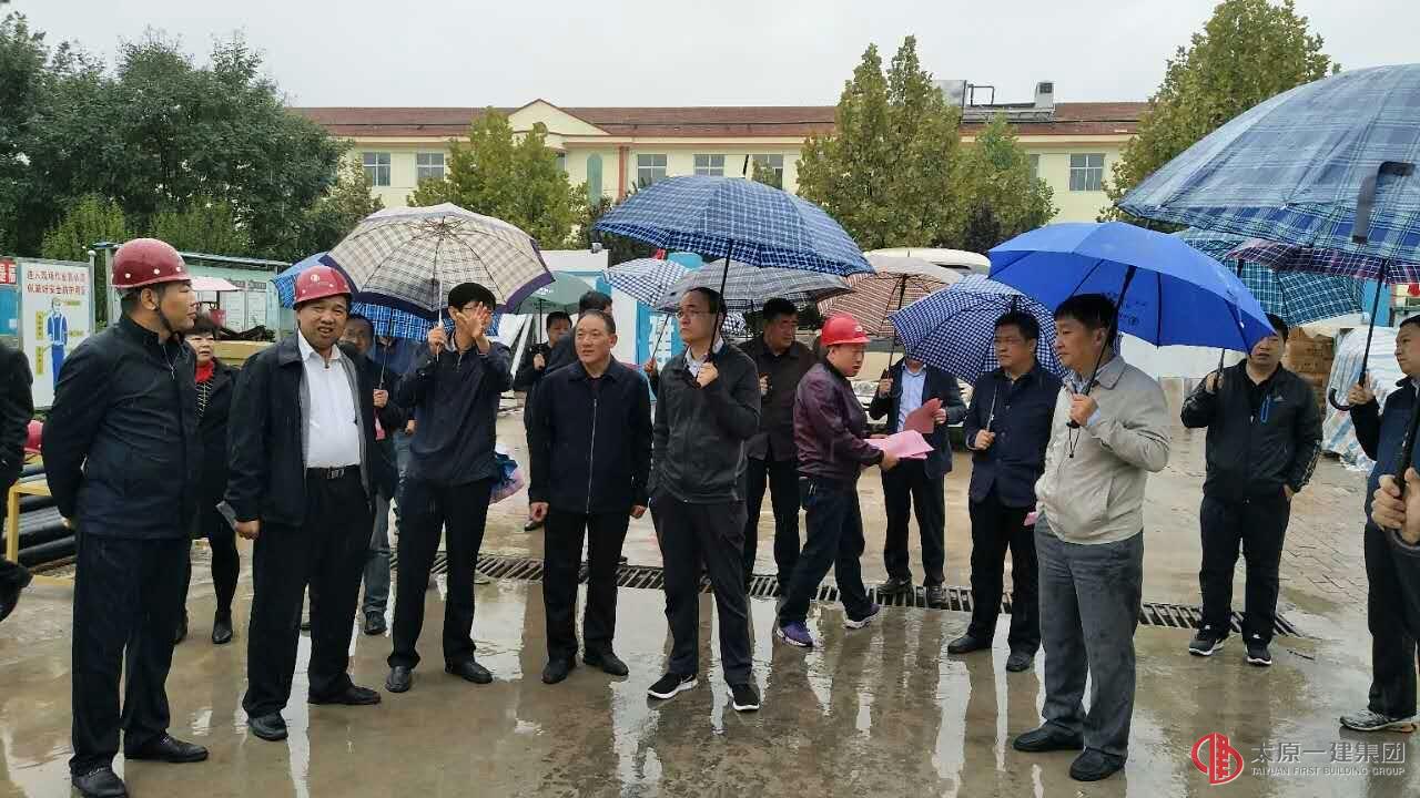 屯留縣領(lǐng)導(dǎo)蒞臨直屬三分公司承建的屯留二中新建教學(xué)樓工地視察指導(dǎo)工作